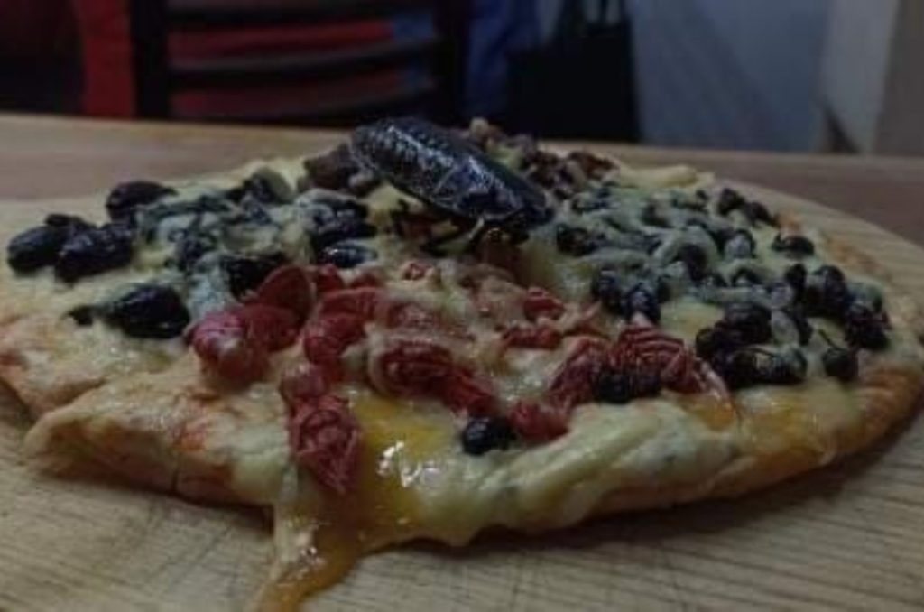 ¿Qué lleva la pizza de insectos del Mercado de San Juan?