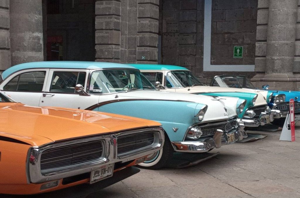 Placas de vehículo antiguo en CDMX