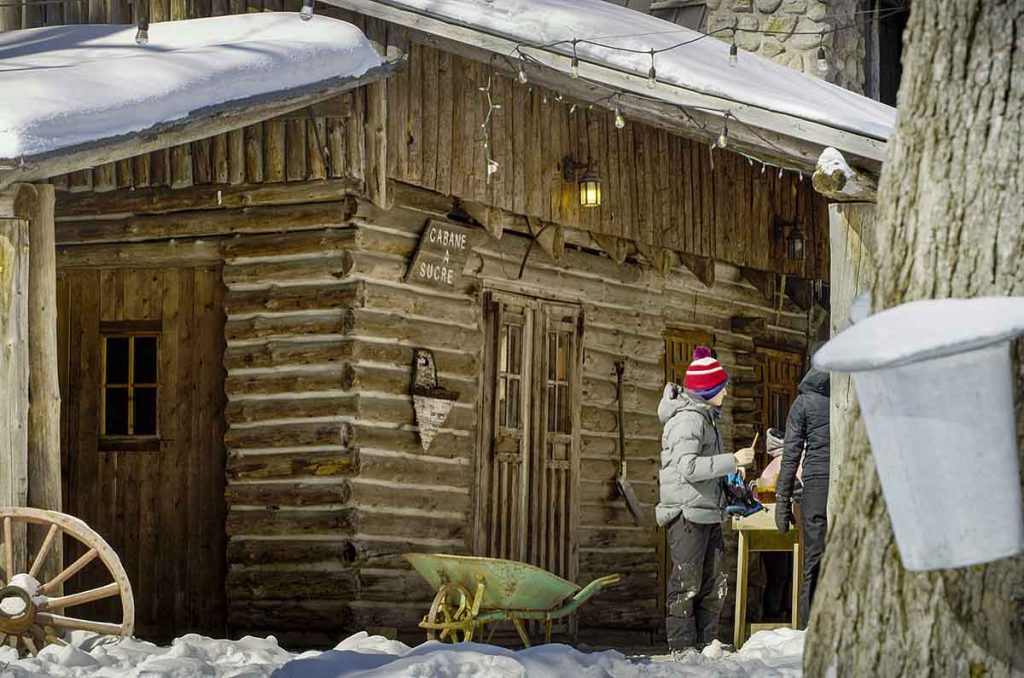 Descubre las encantadoras cabañas de azúcar en Quebec, un tesoro gastronómico y cultural que te sumergirá en la dulzura de la primavera.