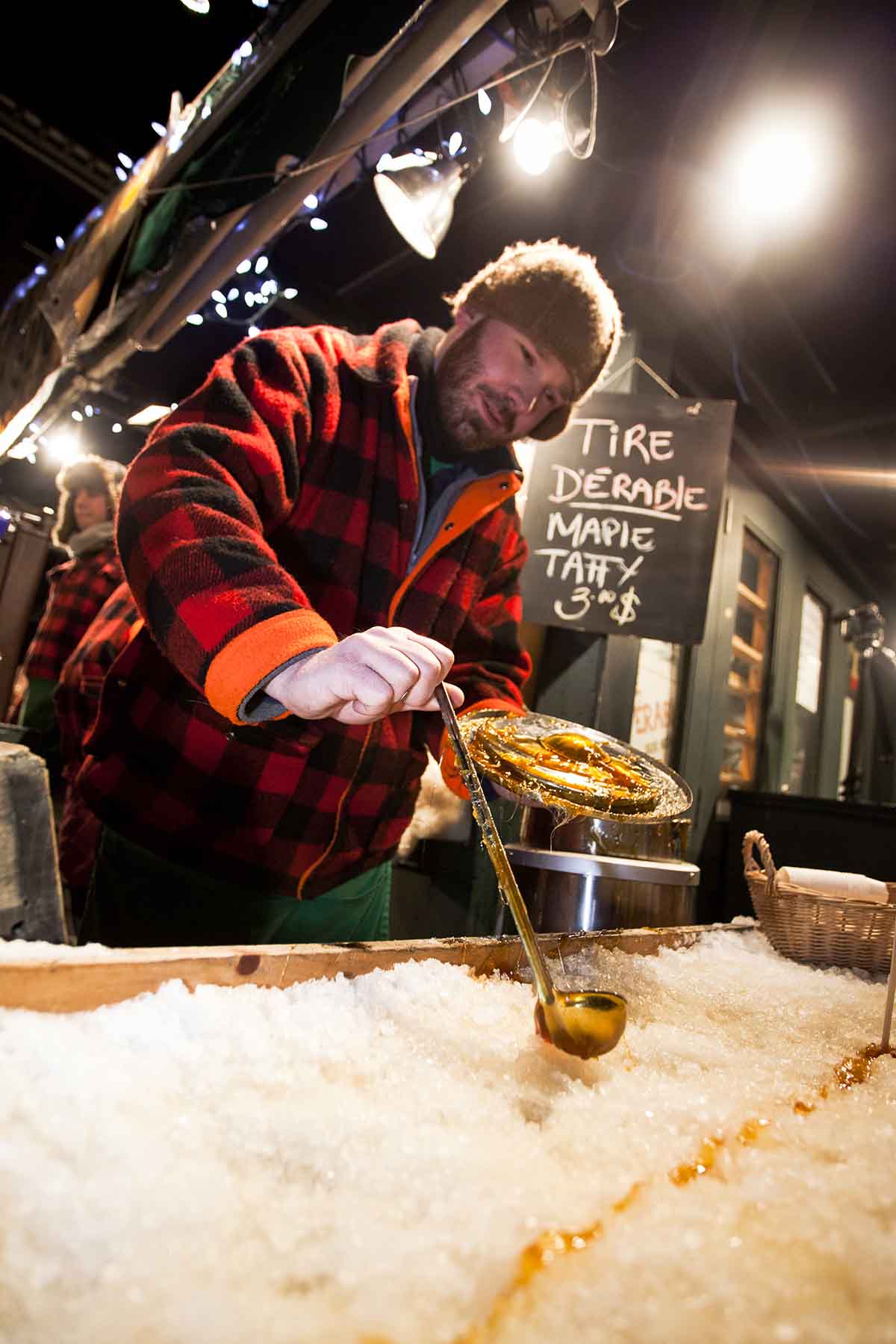 Descubre las encantadoras cabañas de azúcar en Quebec, un tesoro gastronómico y cultural que te sumergirá en la dulzura de la primavera.