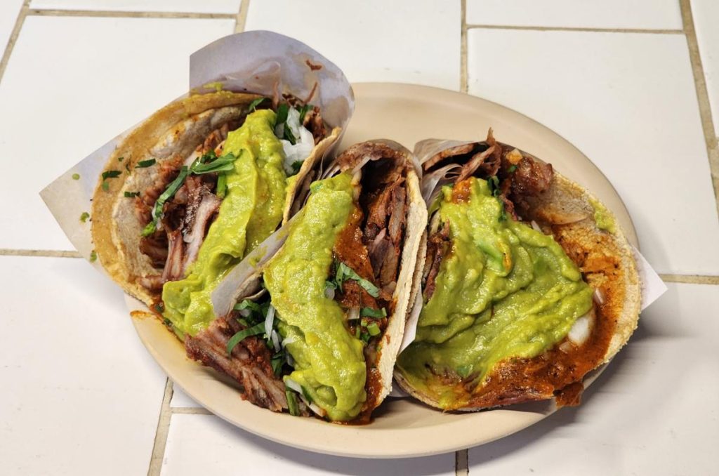 Tacos de birria estilo Tijuana al 2x1 en El Compita