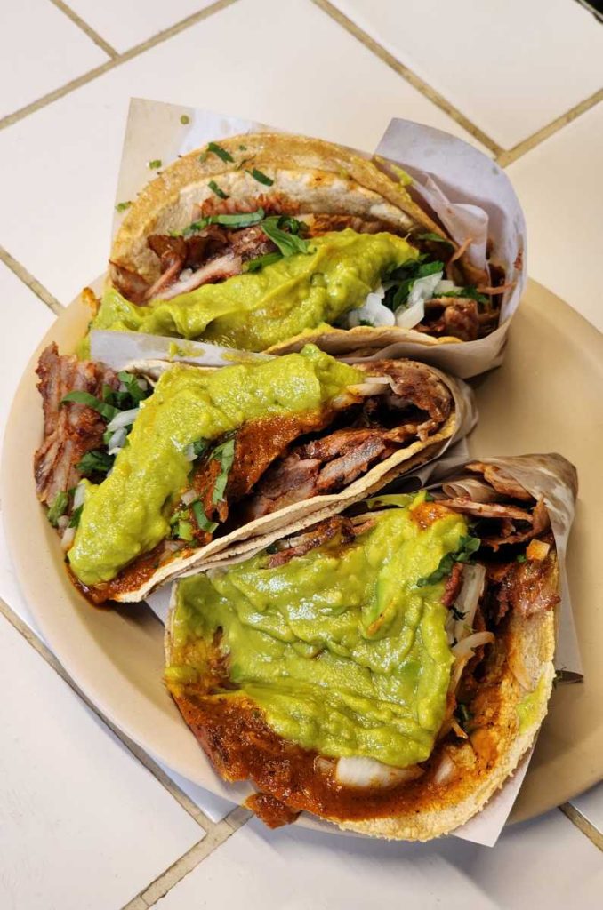 Por el Día del Taco habrá tacos de birria tijuanense al 2x1 en El Compita