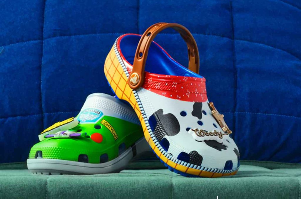 Descubre la mágica colaboración entre Crocs y Toy Story, con diseños inspirados en Woody y Buzz. Checa dónde comprarlas