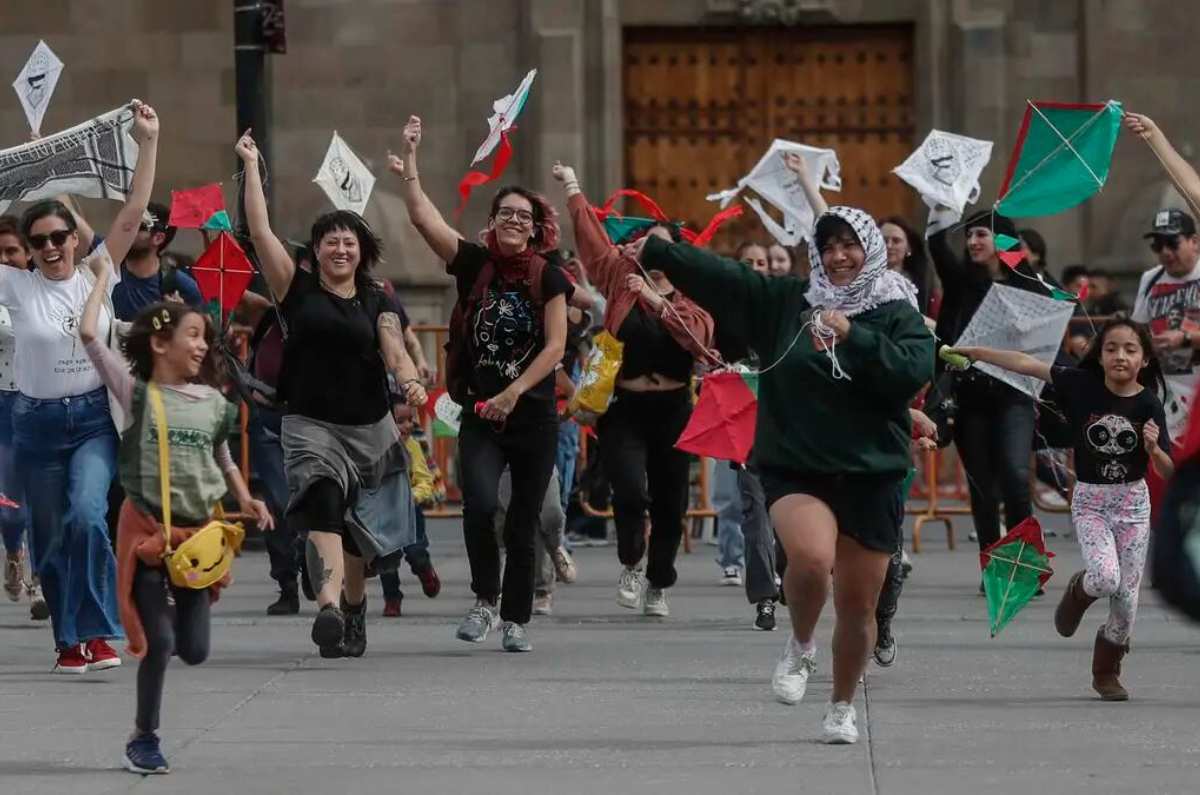 Vuelo de papalotes en CDMX en solidaridad con las mujeres de Gaza 