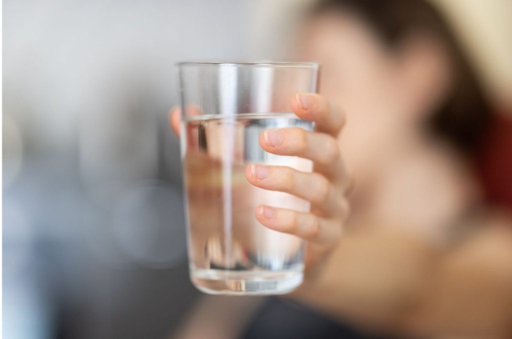 ¿Qué medidas se están tomando para el agua que huele a gasolina en Benito Juárez?