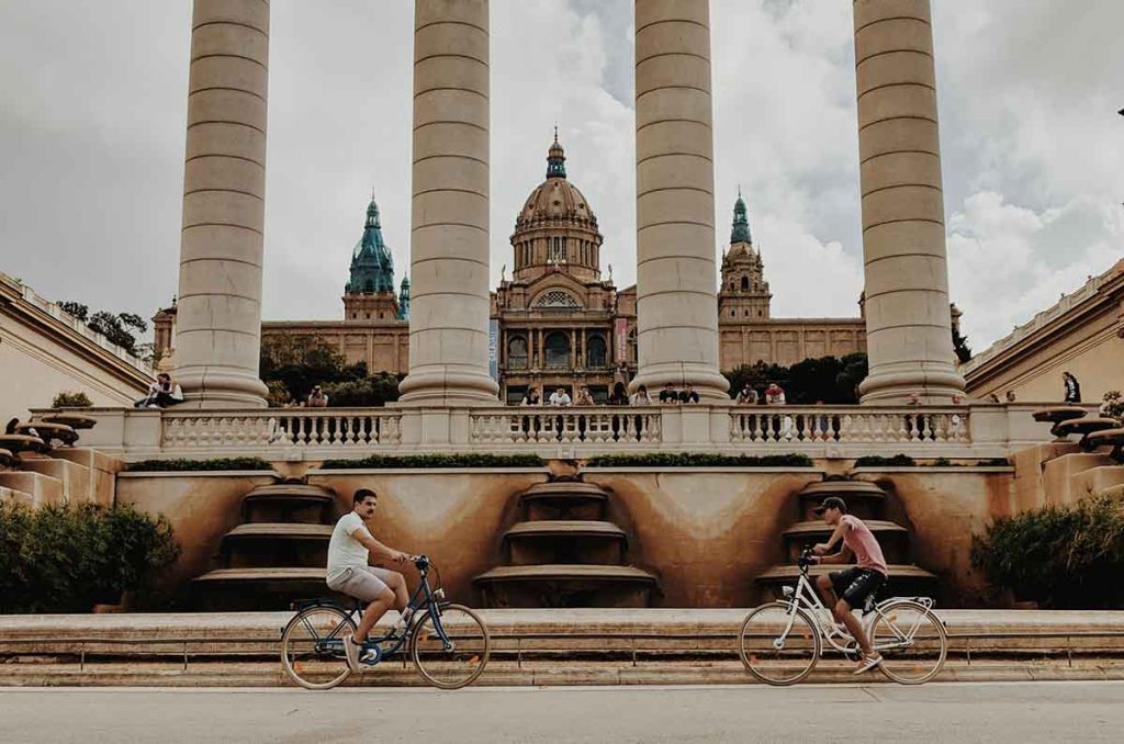 Descubre cinco destinos imperdibles para los amantes de la bicicleta, gracias a Booking, desde Copenhague hasta Berlín.