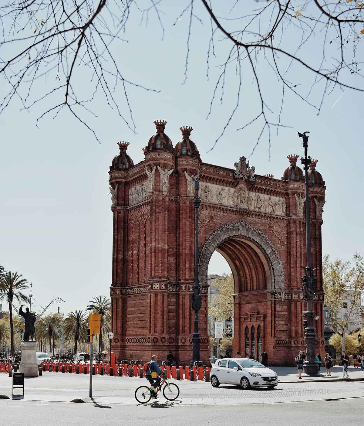 Descubre cinco destinos imperdibles para los amantes de la bicicleta, gracias a Booking, desde Copenhague hasta Berlín.