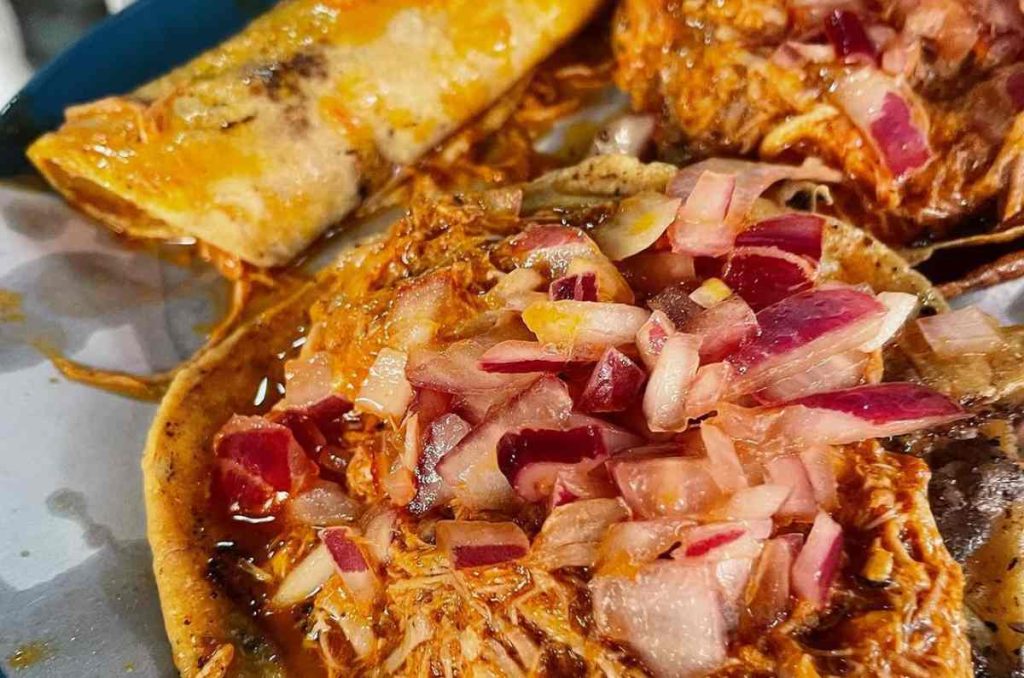 Los mejores tacos de cochinita pibil te esperan aquí.