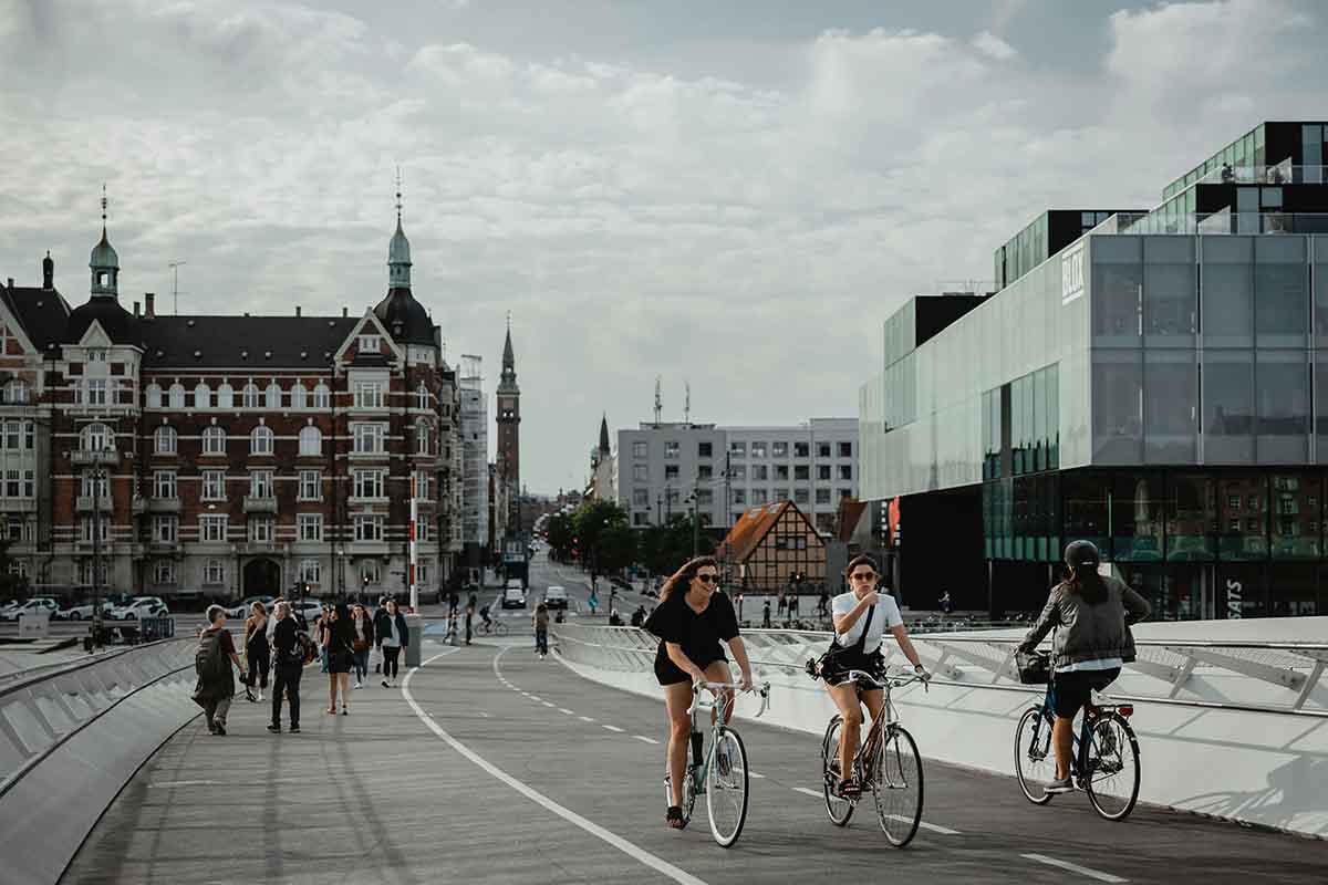 Descubre cinco destinos imperdibles para los amantes de la bicicleta, gracias a Booking, desde Copenhague hasta Berlín.