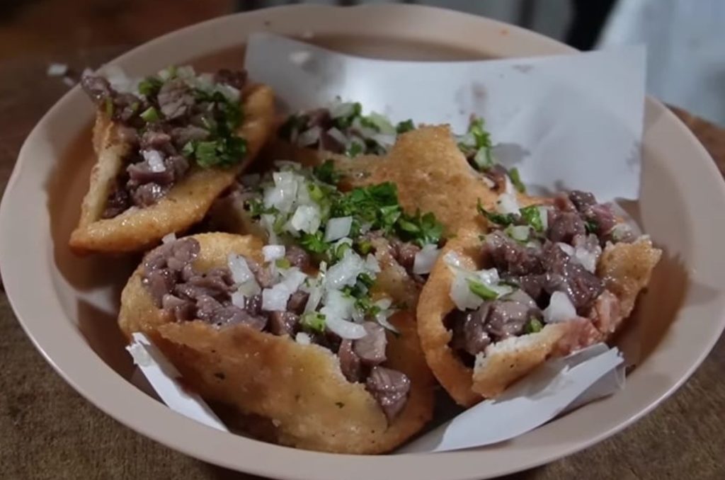 Éntrale a los exquisitos tlacoyos rellenos de suadero en Neza