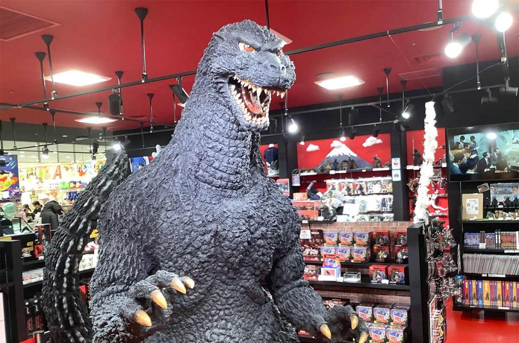 Godzilla tienda de mercancía y juguetes en la plaza Mundo E del Estado de México