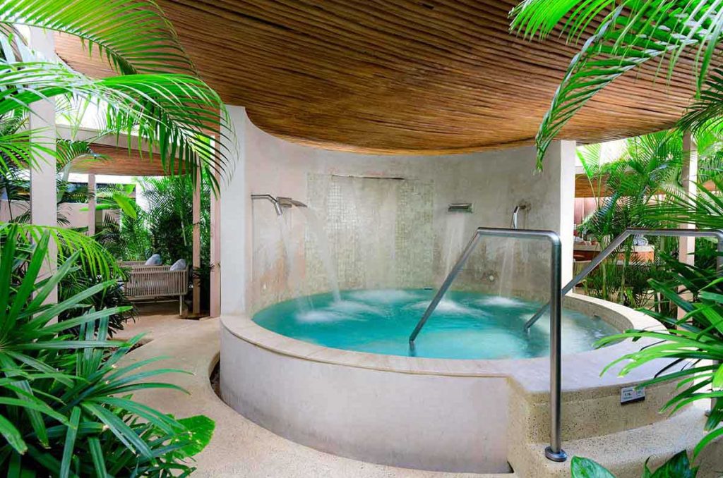 Hilton Cancun Mar Caribe All-Inclusive Resort: Un Refugio de Bienestar en Cancún, con sol, arena y spa