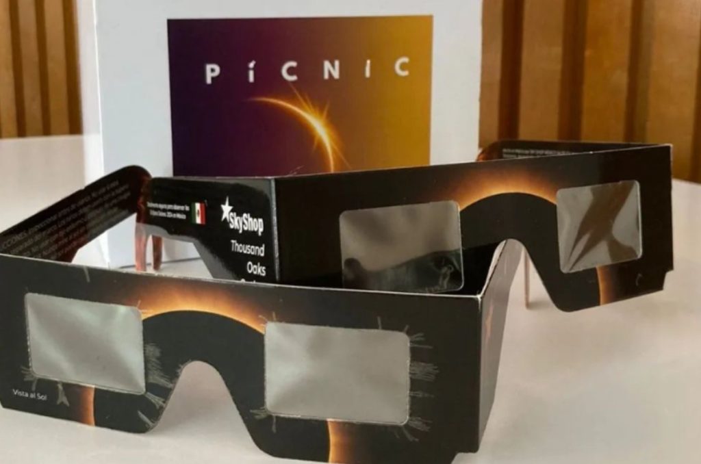 Este kit para ver el eclipse en CU tiene helado y unos lentes 