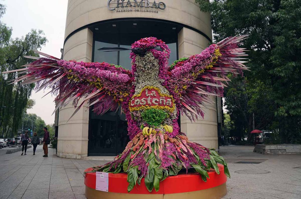Un colibrí monumental hecho de flores llegó a Polanco gracias a La Costeña®