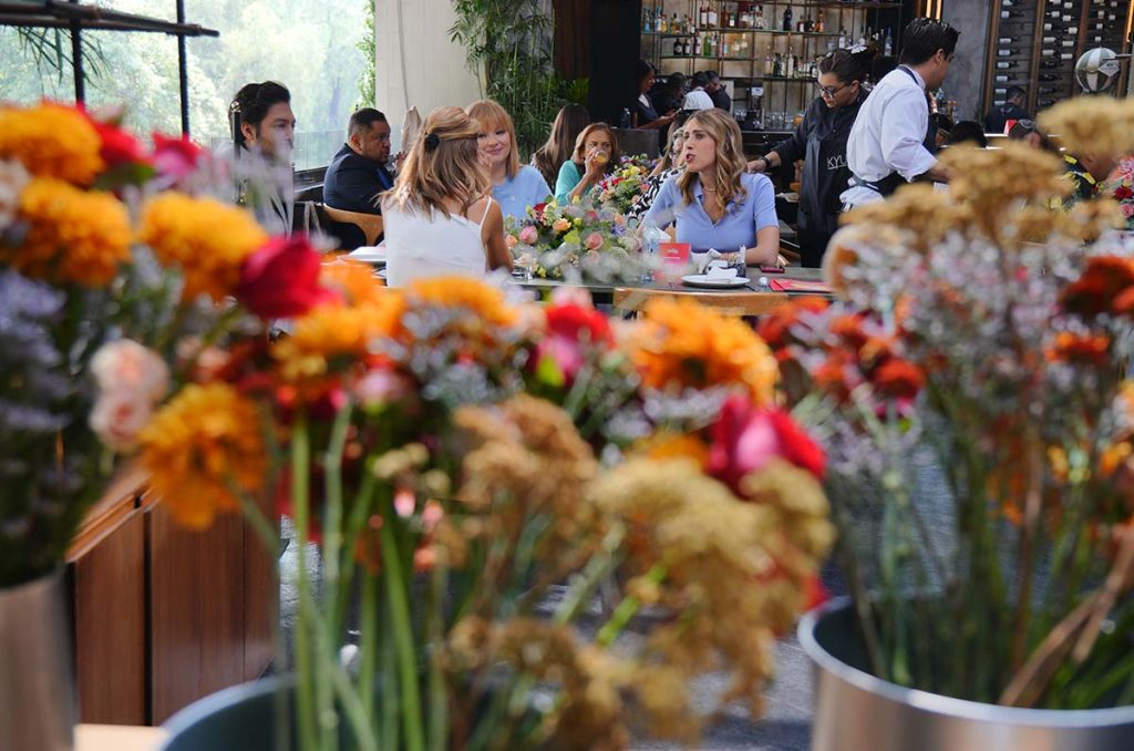 Un colibrí monumental hecho de flores llegó a Polanco gracias a La Costeña®