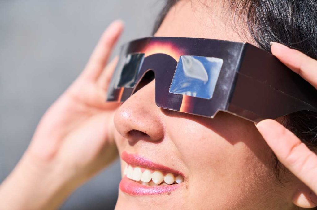Checa dónde puedes conseguir lentes para ver el eclipse ¡GRATIS!