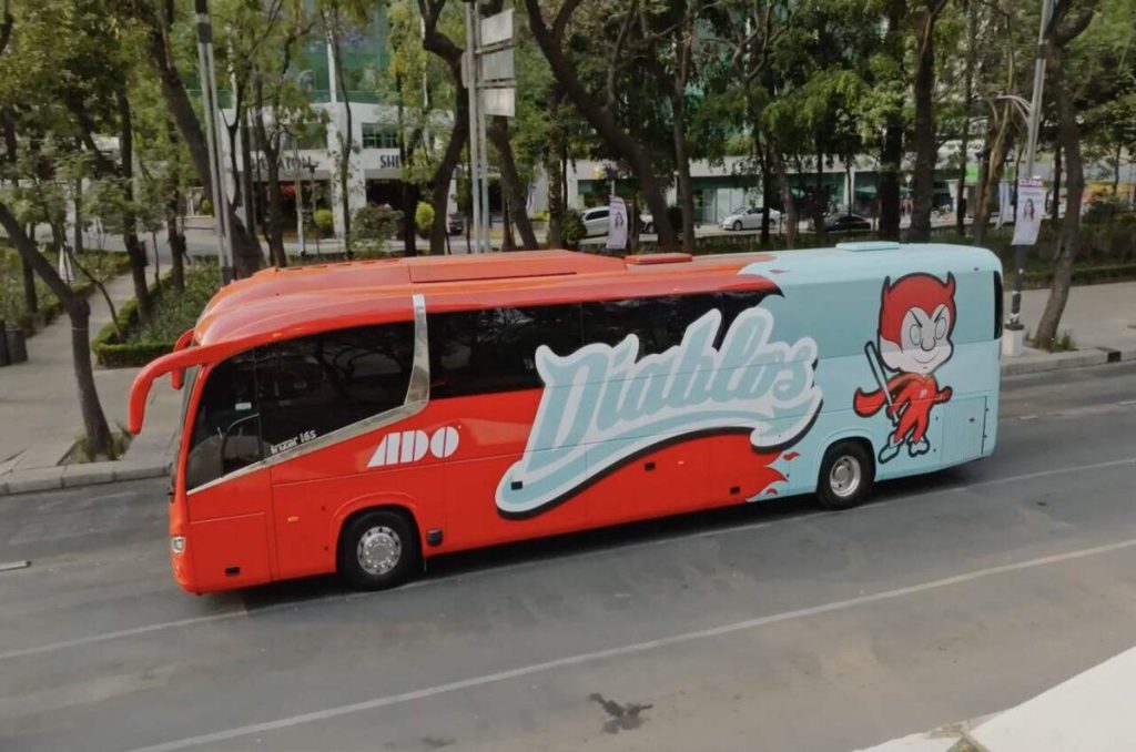 ADO presenta en nuevo autobús de los Diablos Rojos del México