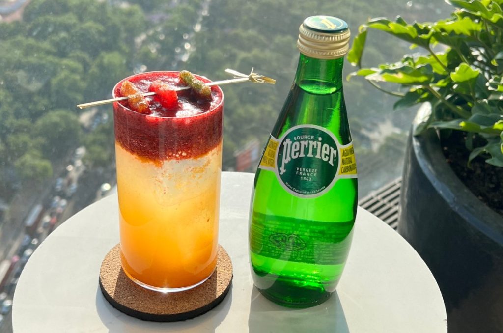 Perrier y Xile Chile se unen para crear un drink con espuma de panditas