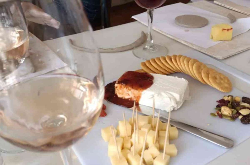 Taller de cerámica con vino y tabla de quesos