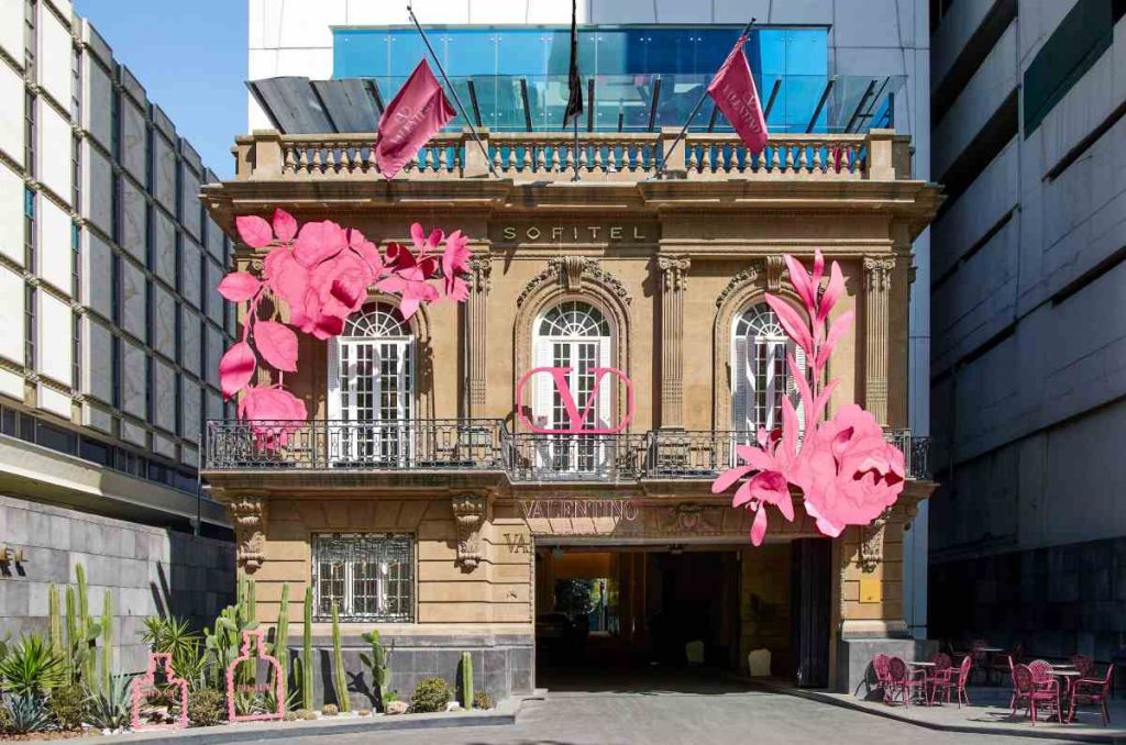 ¡En este pop up rosa hay croissants y tragos inspirados en fragancias!