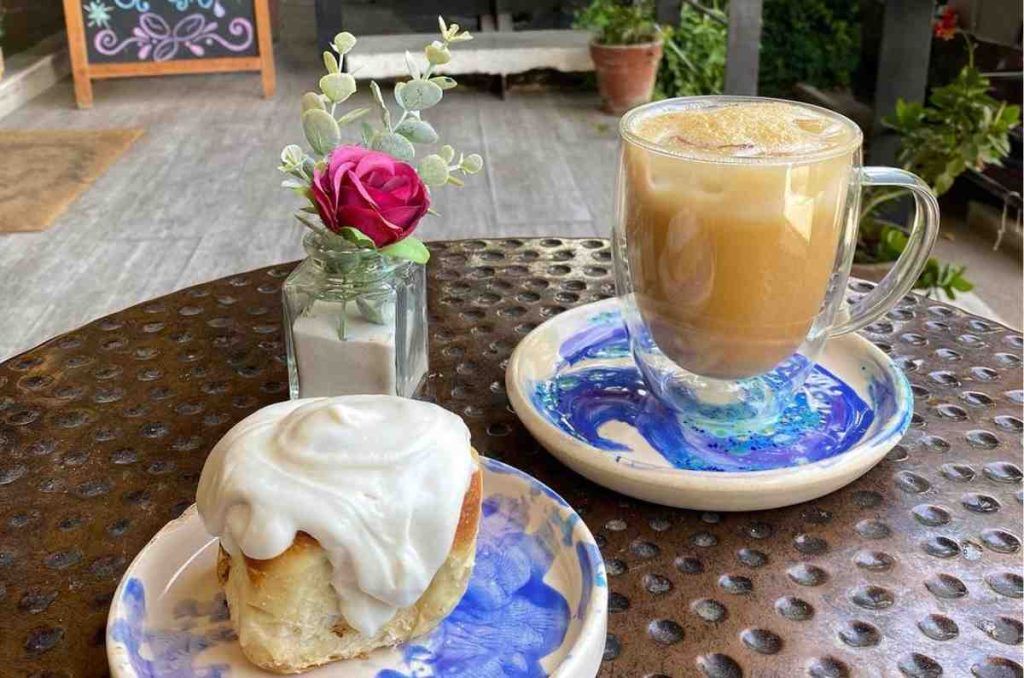 Disfruta de esta cafetería temática de Van Gogh.
