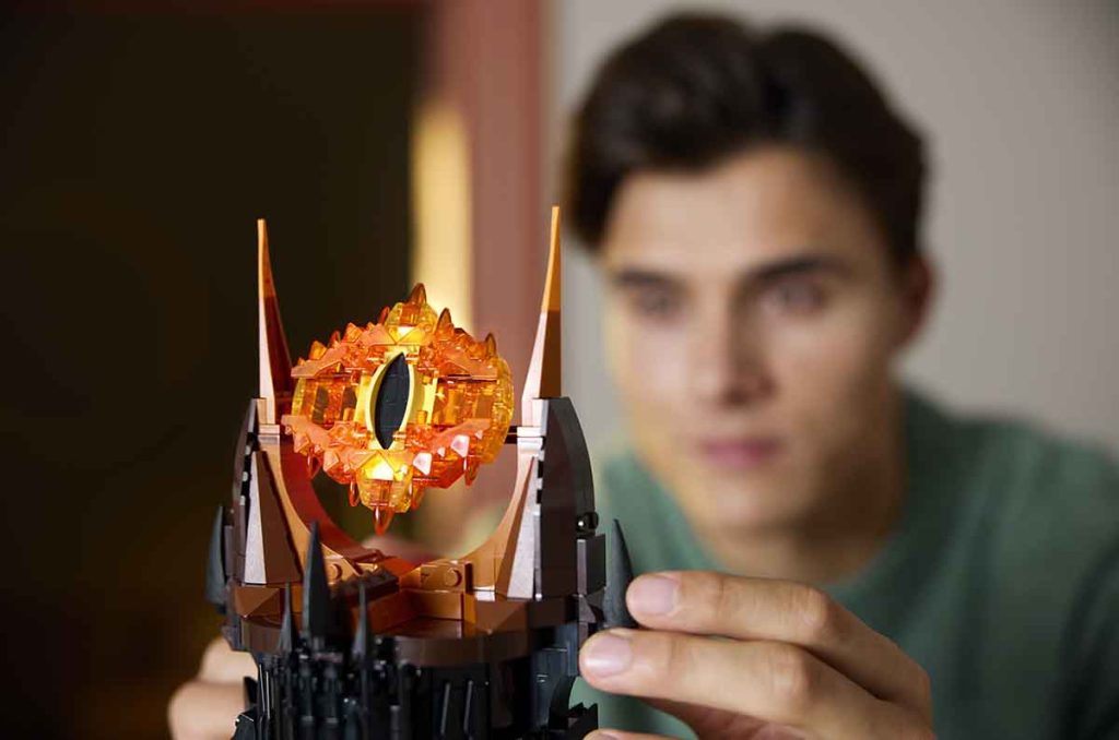 Descubre el imponente set LEGO Señor de los Anillos: Barad-Dur, que te sumergen en el corazón de Mordor con minifiguras icónicas