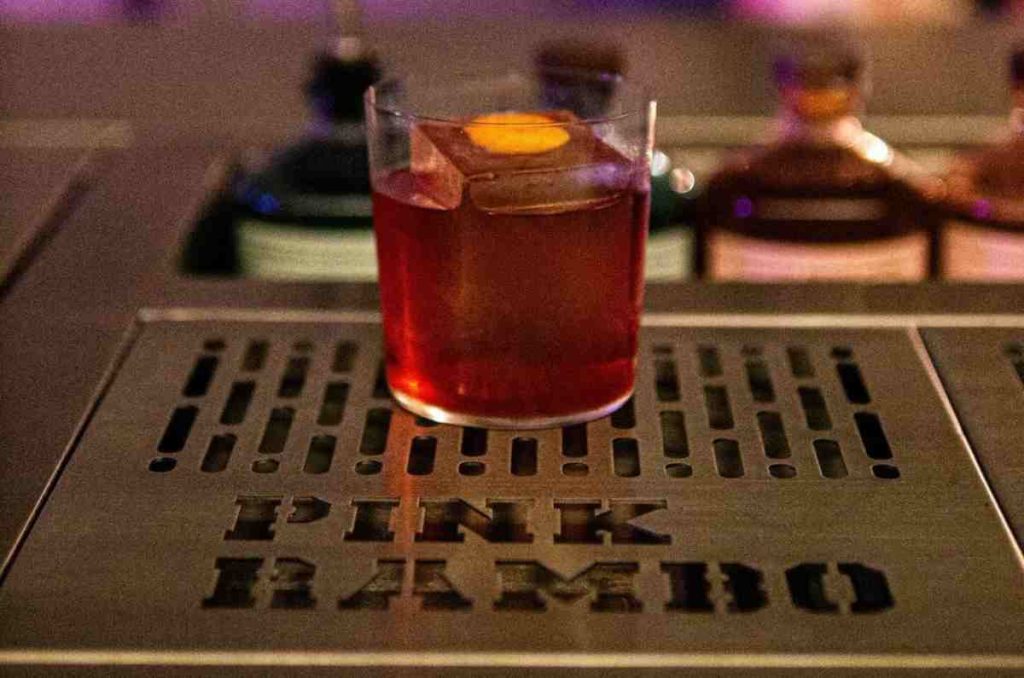 Ve por un buen cocktail a la nueva cantina psicodélica Pink Rambo