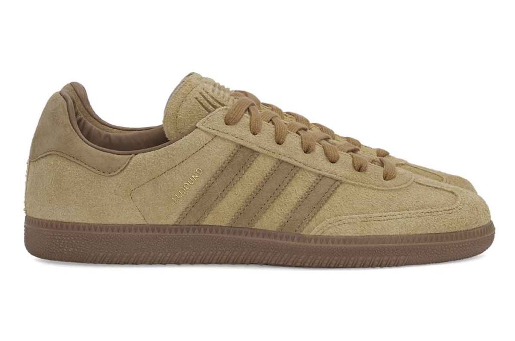Adidas Originals y JJJJound presentan su más reciente colaboración inspirada en la estética futbolística.