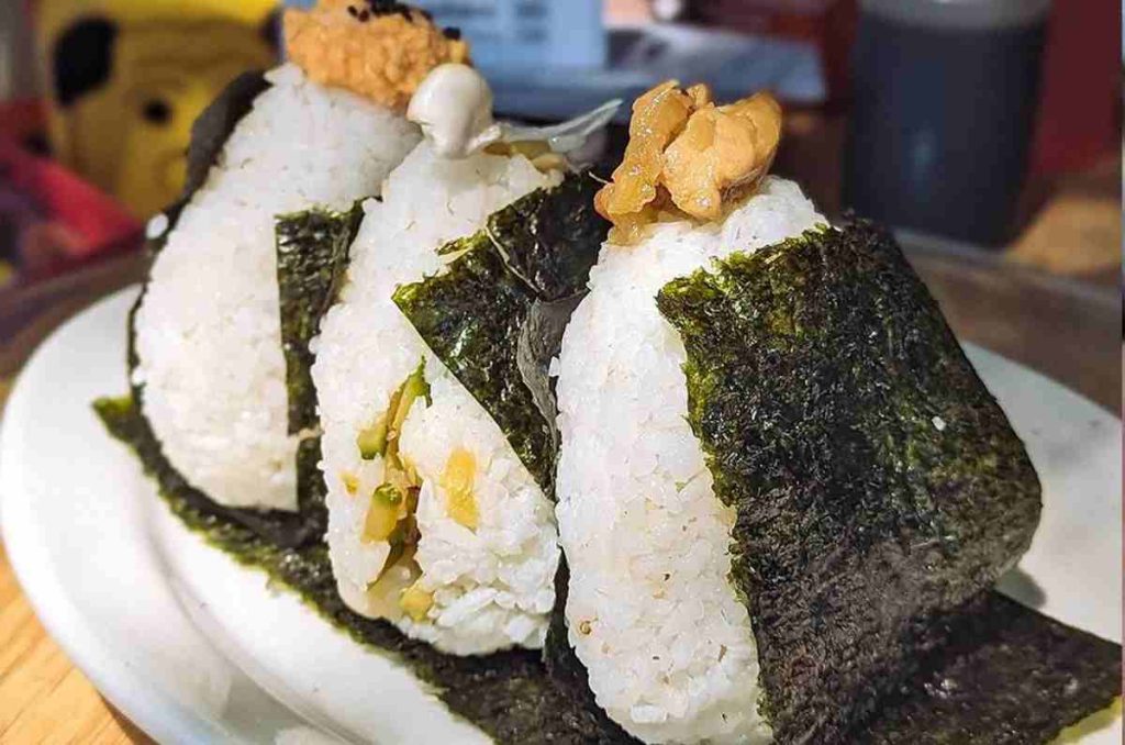 Onigiris de verduras, huevo y pollo, disponibles solo los días jueves