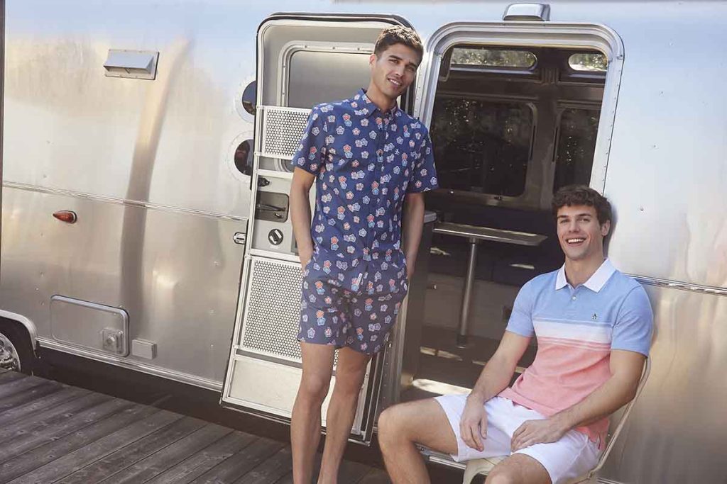 Original Penguin presenta su colección Summer 2024 con su estilo fresco y relajado, destacando camisetas, polos y shorts.