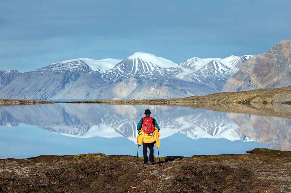 Viaja a una aventura a Svalbard, un archipiélago en el Ártico. Observa osos polares y admira los acantilados de Alkefjellet.