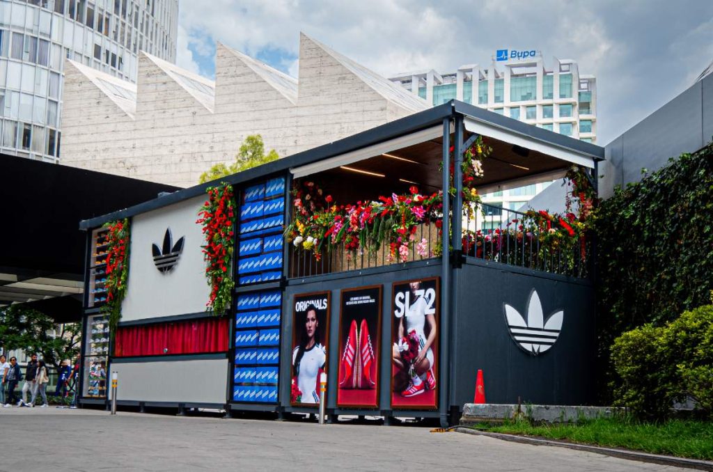 Conoce la pop up store de Adidas, disfruta de una experiencia sensorial y adquiere tus productos favoritos.