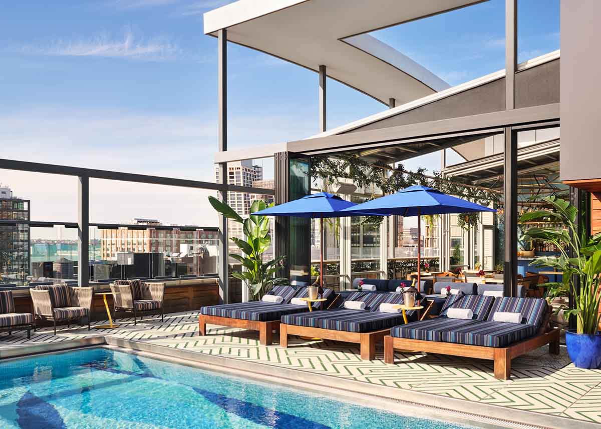 gansevoort-rooftop—daybed-pool