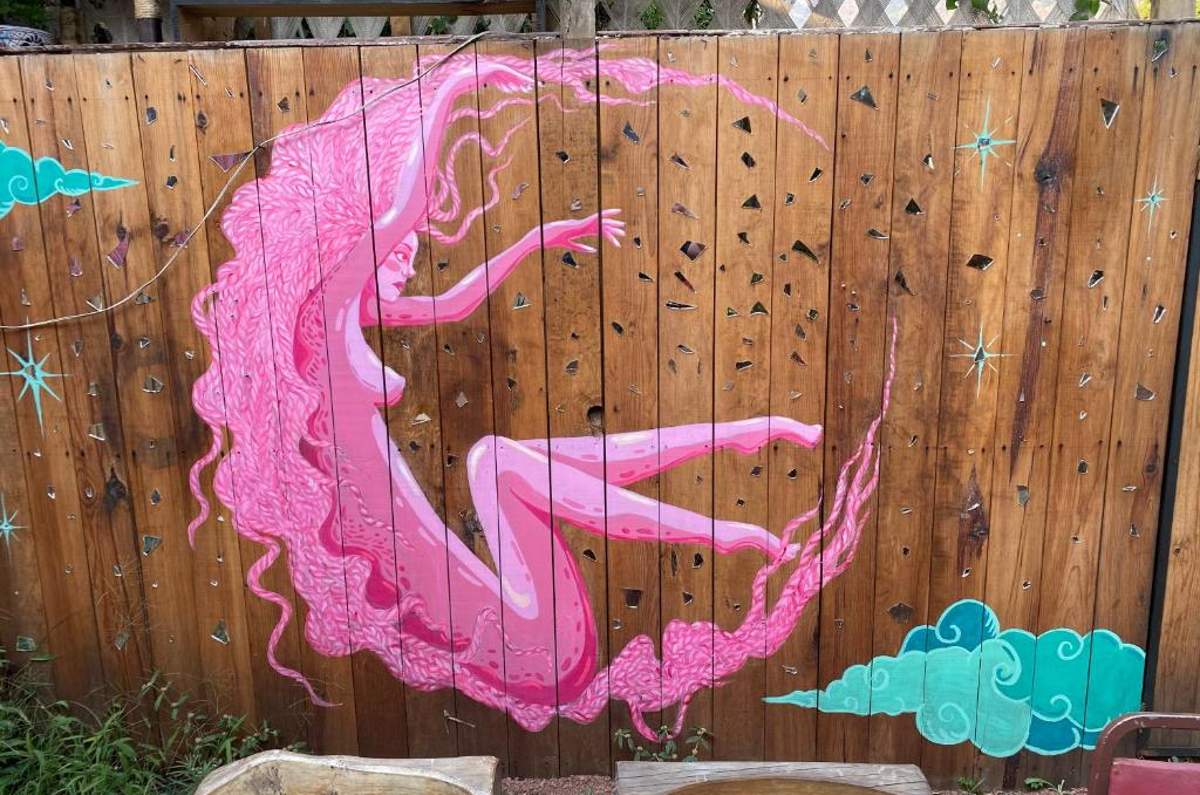 glamping-fungi-tipis-mural