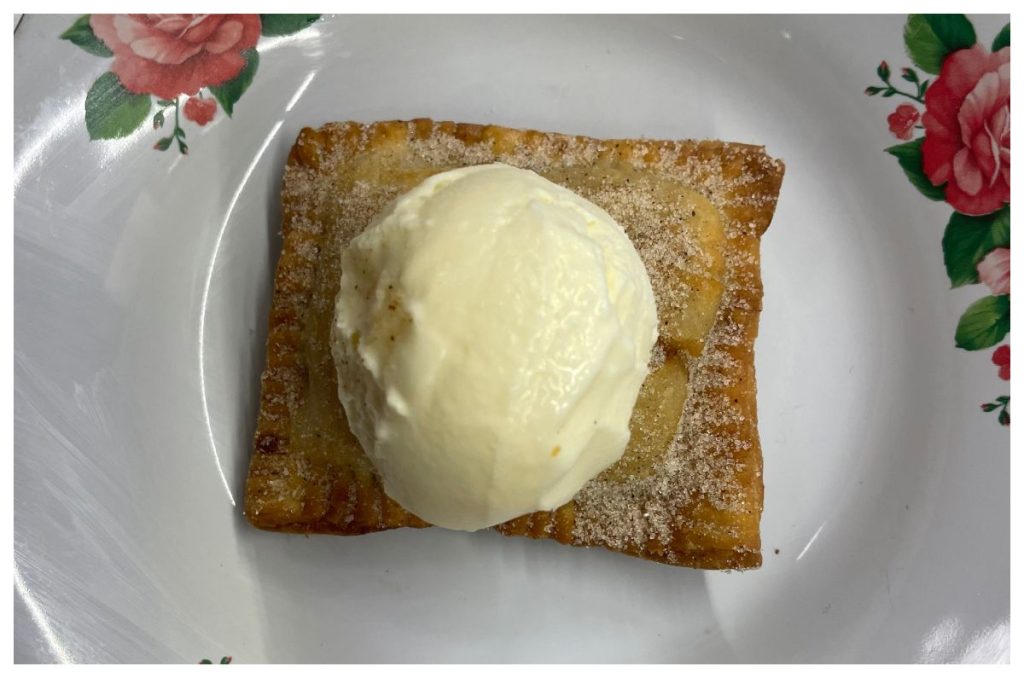 Pop tart de manzana y miso con helado