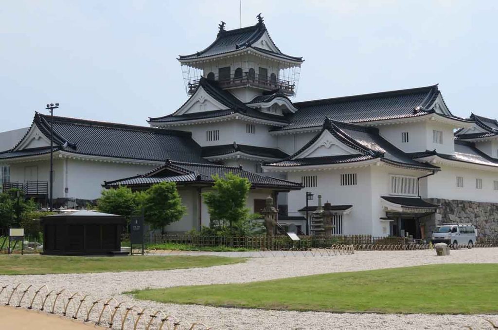 Descubre la magia de Japón con sus festivales de verano, castillos históricos y parques temáticos de última generación.