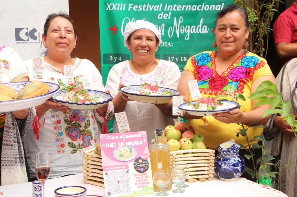 Cocineras tradicionales de San Nicolás de los Ranchos en Puebla haciendo chiles en nogada