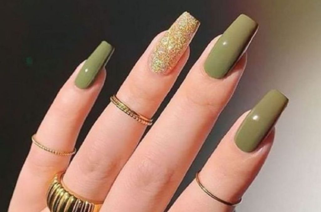 Uñas verde oliva