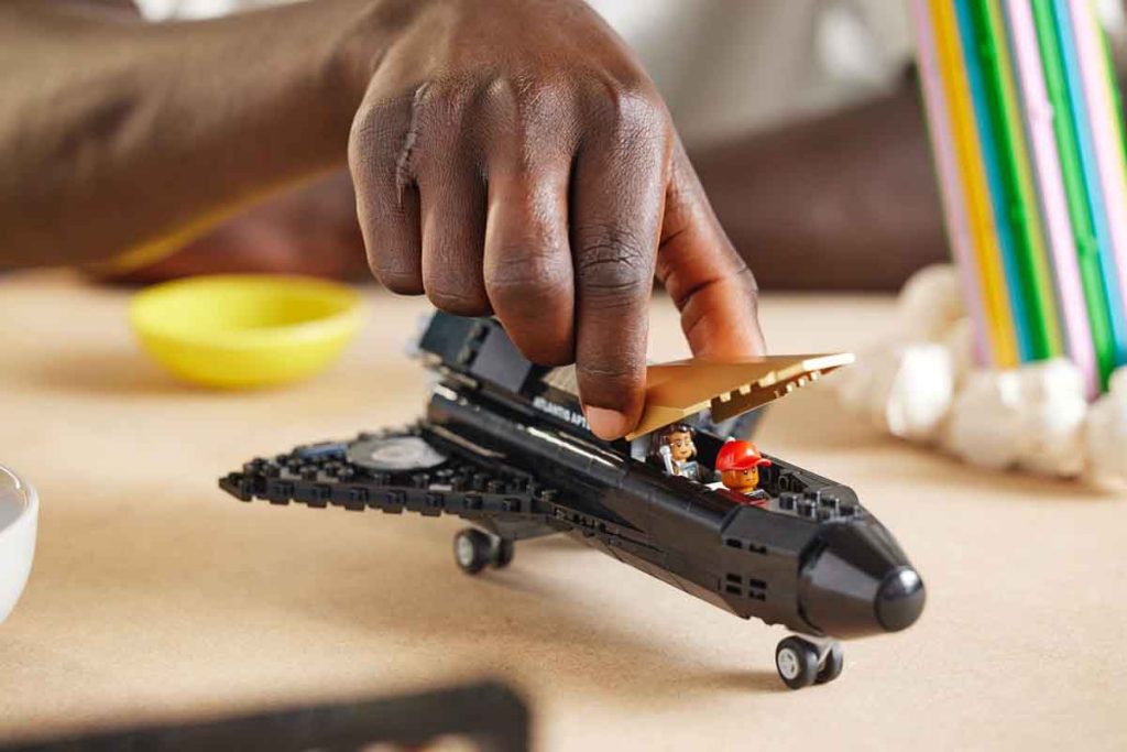 LEGO y Pharrell Williams unen fuerzas para crear una experiencia de juego única con el set "Sobre la luna" y la película "Pieza por pieza"