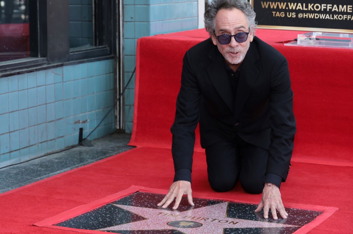 Tim Burton recibe su estrella en el Paseo de la Fama de Hollywood