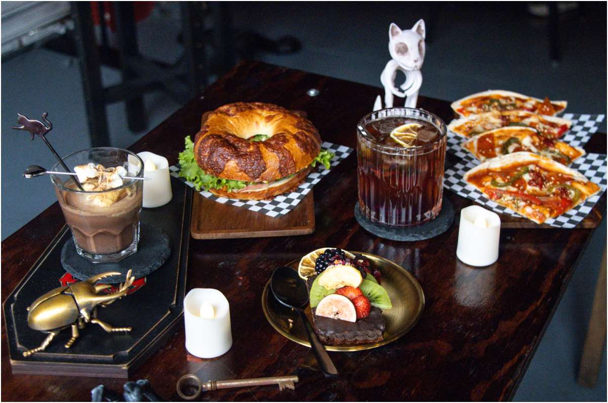 corazon-delator-cafeteria-tematica-de-edgar-allan-poe-mesa