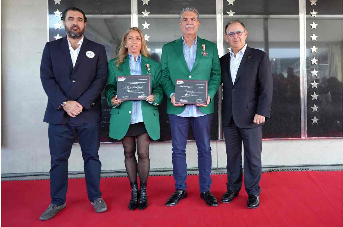graham-simpkins-el-arte-de-hackett-detras-del-muro-de-honor-del-automovilismo-mexicano-2