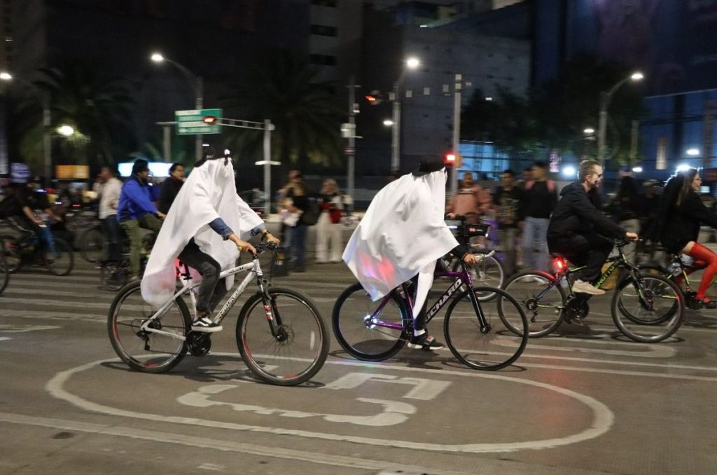 Bici-tando Faros: Únete a este paseo nocturno por la CDMX ¡Es Gratis!