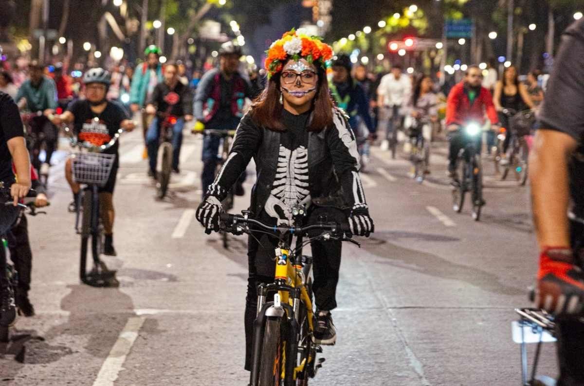 Paseo Nocturno en Bici de Día de Muertos