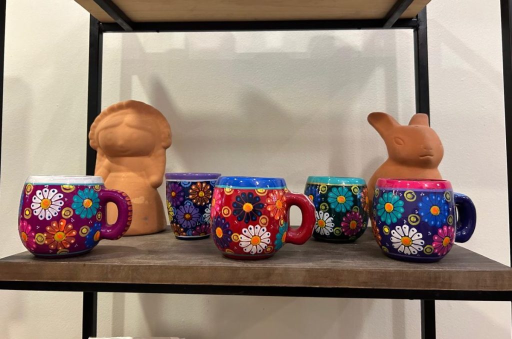 Disfruta de pintar barro a tu estilo en Tregua Artesanías. Es una experiencia increíble, ideal para una date o para salir con amigos.