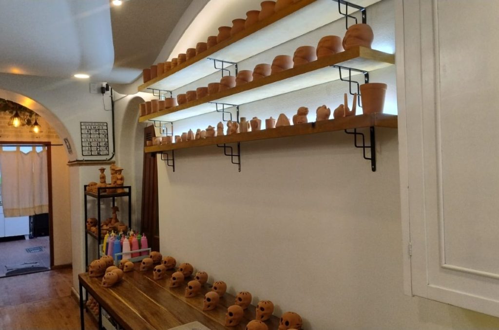 Disfruta de pintar barro a tu estilo en Tregua Artesanías. Es una experiencia increíble, ideal para una date o para salir con amigos.