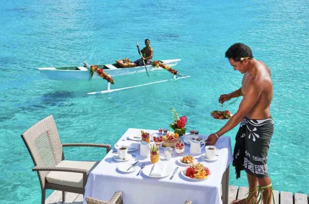El Conrad Bora Bora Nui te invita a vivir una experiencia gastronómica inolvidable: desde picnics en islas privadas hasta desayunos flotantes