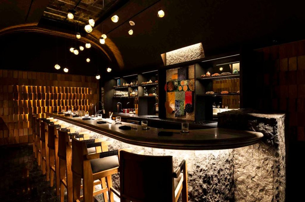 Visita el nuevo restaurante japonés del Four Seasons CDMX. Con ingredientes frescos y un ambiente íntimo, OMA te encantará.
