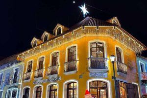 Villa Iluminada en Real del Monte: ¡Más de 100 fachadas decoradas!