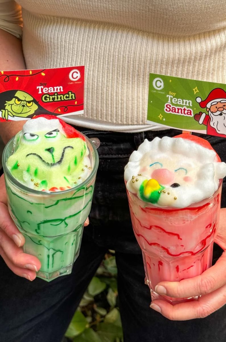 1. Arte latte de Santa Claus y el Grinch en Café C 